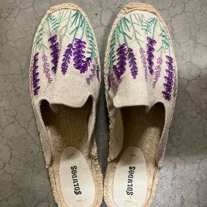 Mules with embroidered lavender